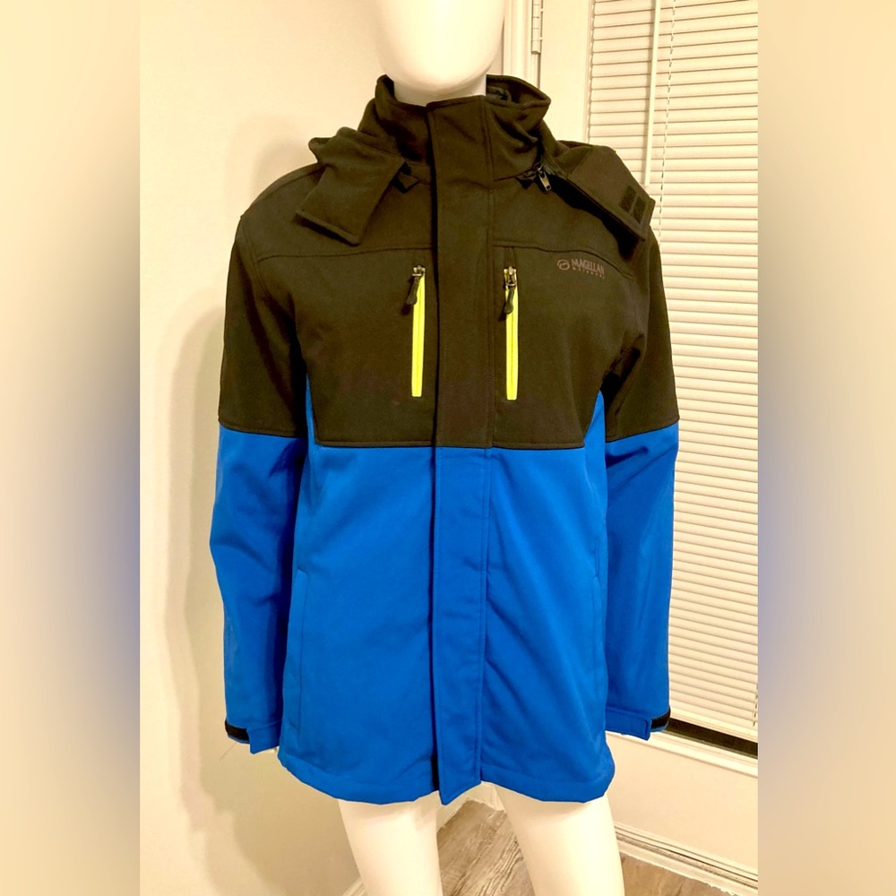 Magellan Outdoor Boys Parka 2 in 1. Great uniform for boys from 18 to 20 years
